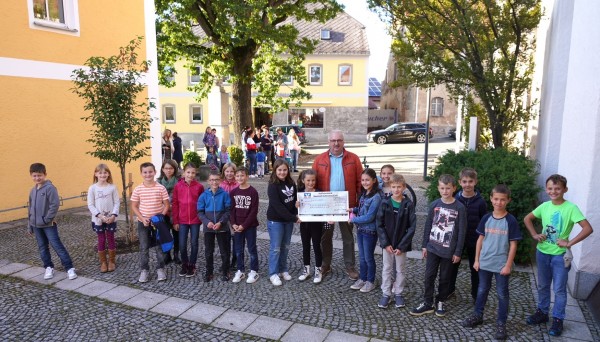 Junge Idealisten spenden 1000 Euro an Kinderkrebshilfe