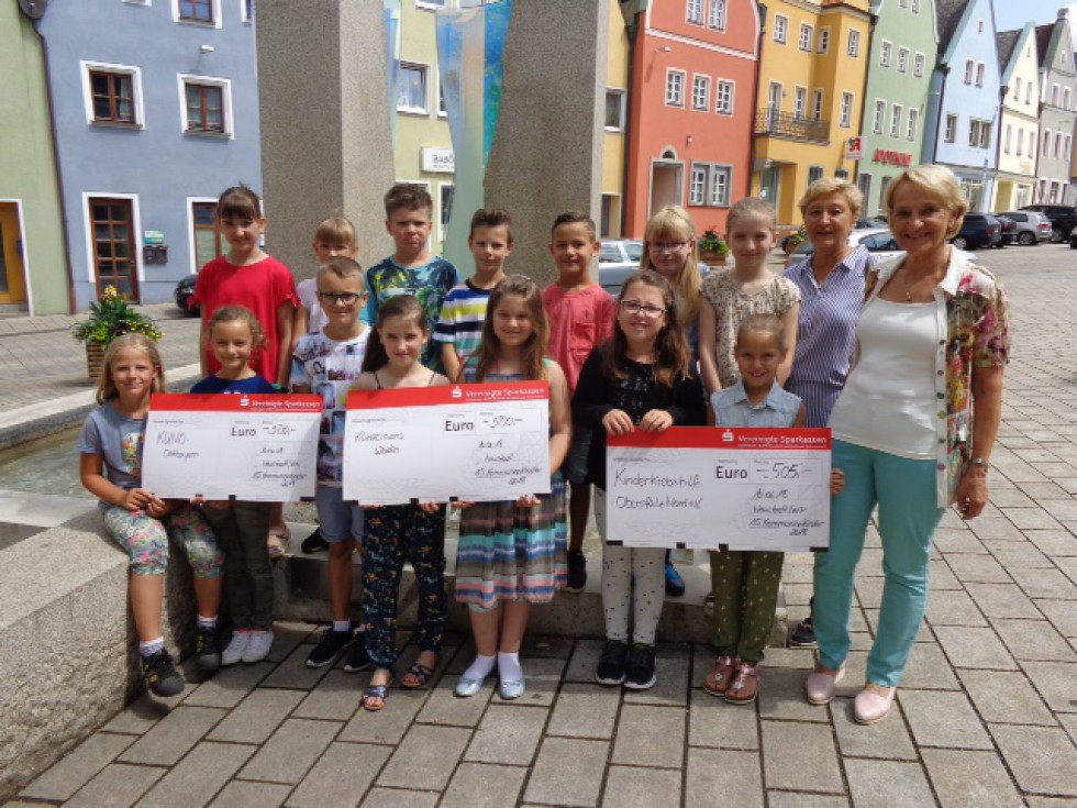 Ein Herz für andere - Kommunionkinder spenden 1505 Euro an Einrichtungen