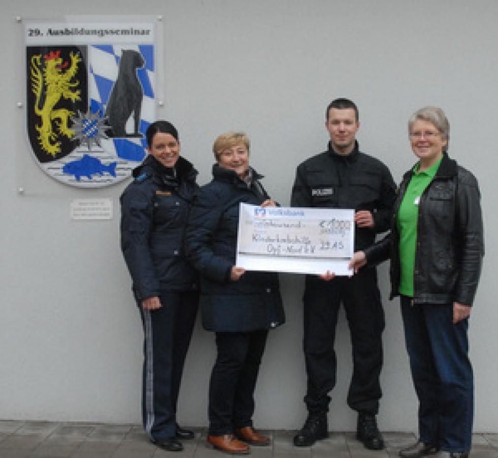 Polizei - Spendenübergabe an die Kinderkrebshilfe Oberpfalz Nord e.V.