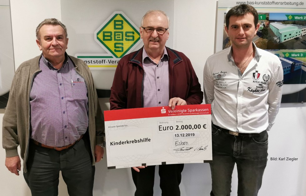 Die Unternehmer Ludwig und Fabian Bauriedl von der Firma BAS in Eslarn spenden 2000 Euro an die Kinderkrebshilfe