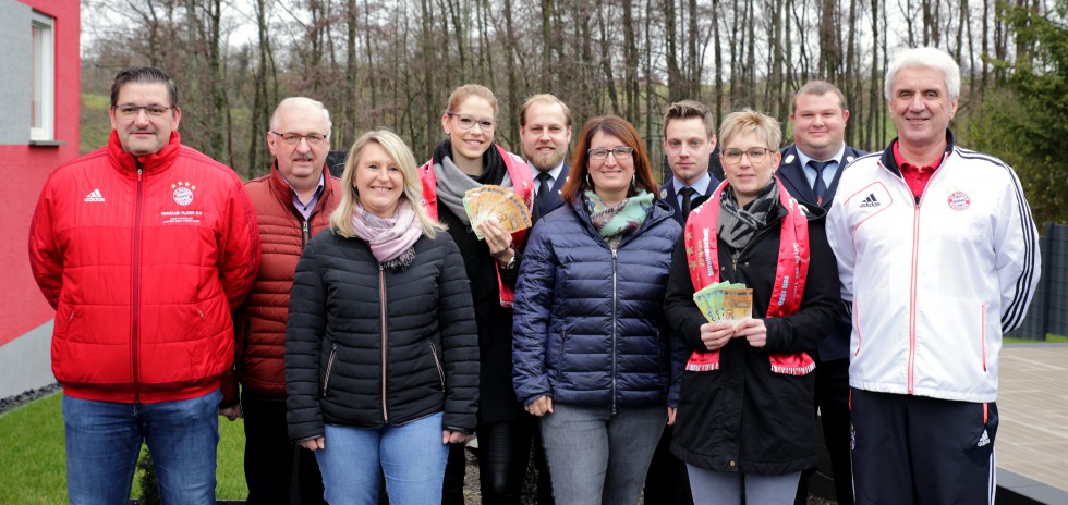 FC Bayern Fanclub Floß spendet