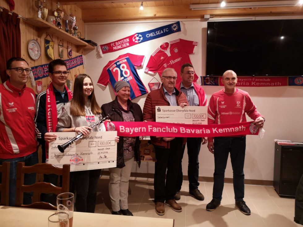 FC Bayern Fanclub Kemnath spendet