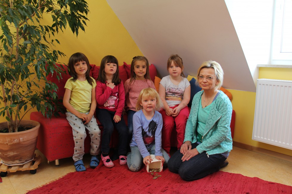 Kinder des Kinderhauses Speinshart verkaufen selbst gemalte Bilder