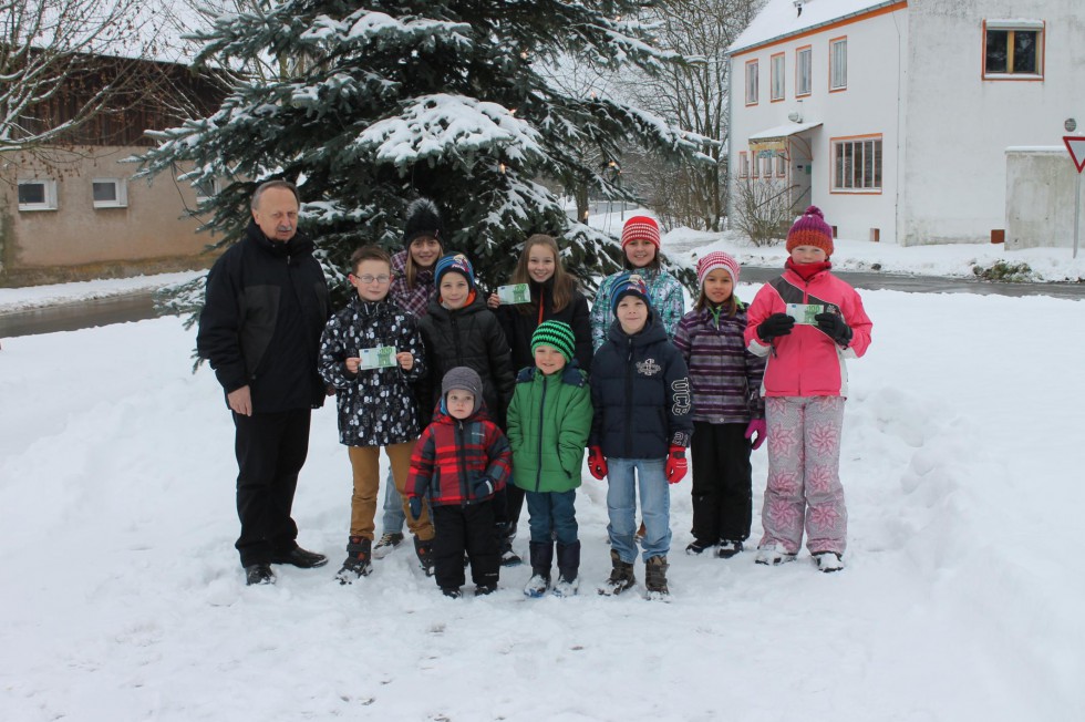 Mädchen und Jungen aus Preissach spenden der Erlös für selbst gebastelte Loom-Bänder - 450 € 