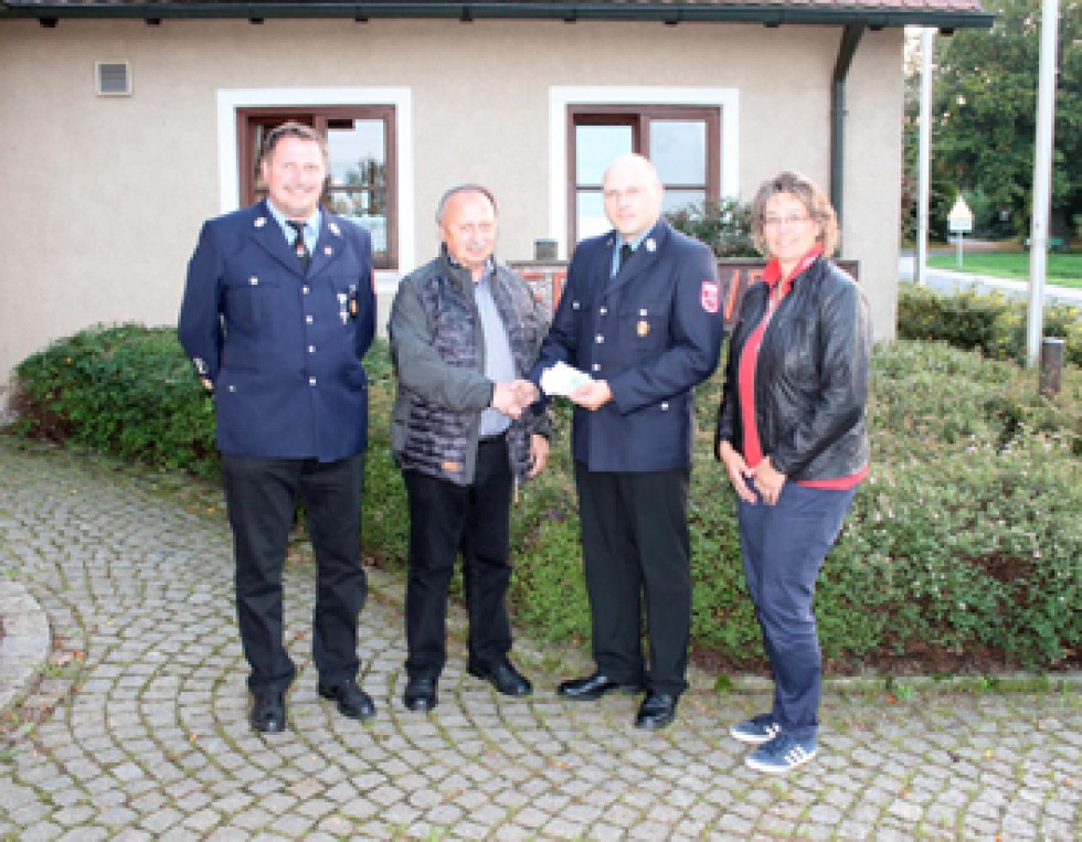 „Hut ab“ Ferienprogramm-Nachklang: Feuerwehr und Bürgermeisterin übergeben Spielnachmittag-Erlös an Kinderkrebshilfe