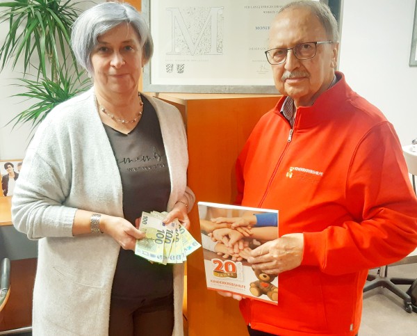 Monika Scharrer spendet 600 Euro f&uuml;r die Kinderkrebshilfe