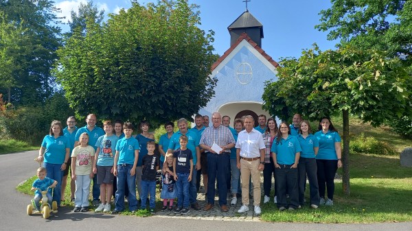 Dorfgemeinschaft übergibt Spende von 4.500 Euro an Kinderkrebshilfe