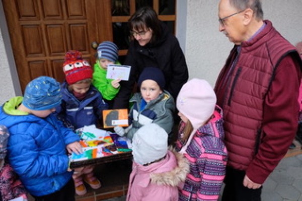 Kita Speinshart sammelt beim Martinsumzug für die Kinderkrebshilfe Oberpfalz Nord