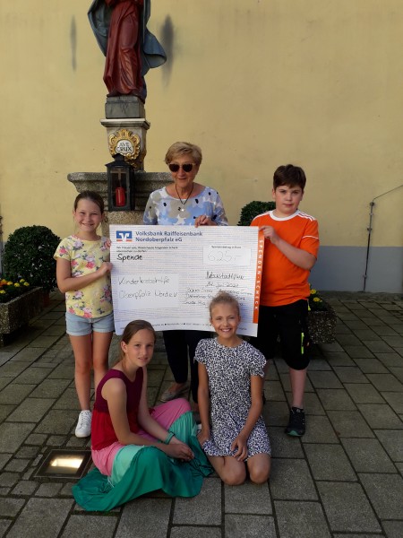 Neustädter Kommunionkinder spenden an die Kinderkrebshilfe in der Region Oberpfalz Nord e.V.
