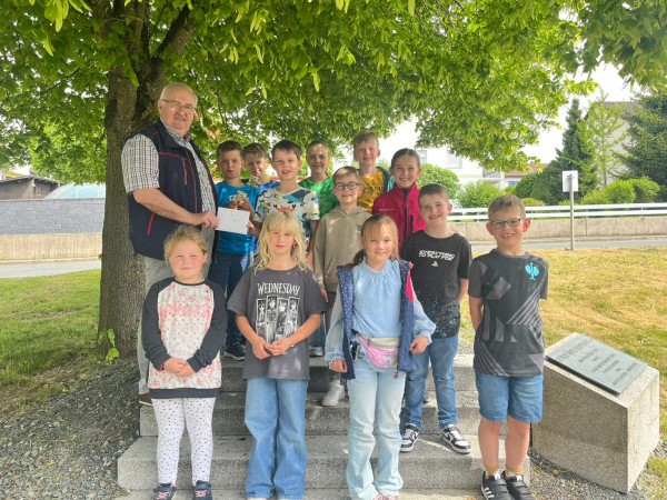 Kommunionkinder aus Waldthurn zeigen Herz 650 Euro für die Kinderkrebshilfe Oberpfalz Nord e.V.