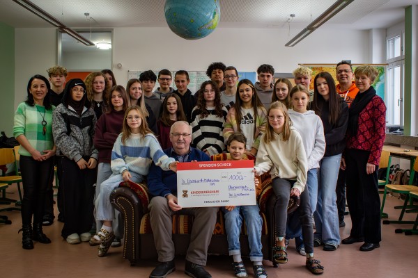 Hilfe f&uuml;r Familien schwerkranker Kinder &ndash; 1000 Euro aus Spendenlauf und Projekt der Klasse 8CM