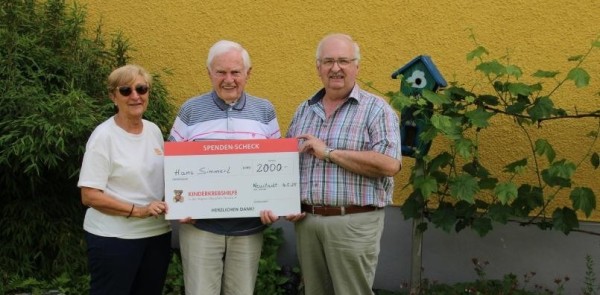 Hans Simmerl spendet 2000 Euro an Kinderkrebshilfe
