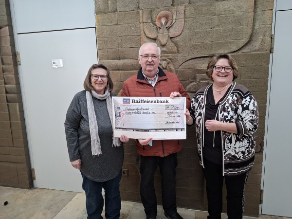 Strickrunde spendet f&uuml;r Kinderkrebshilfe